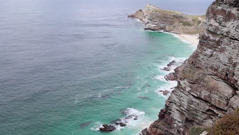 Acantilado-Con-Playa-Aislada-En-El-Fondo