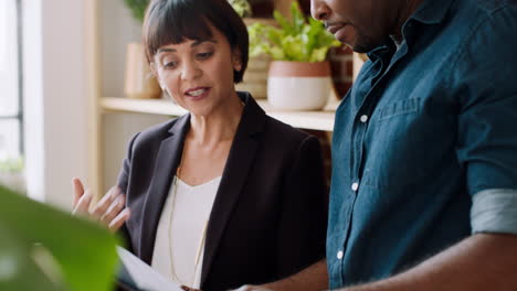 teamwork, mentor und frau mit schwarzem mann