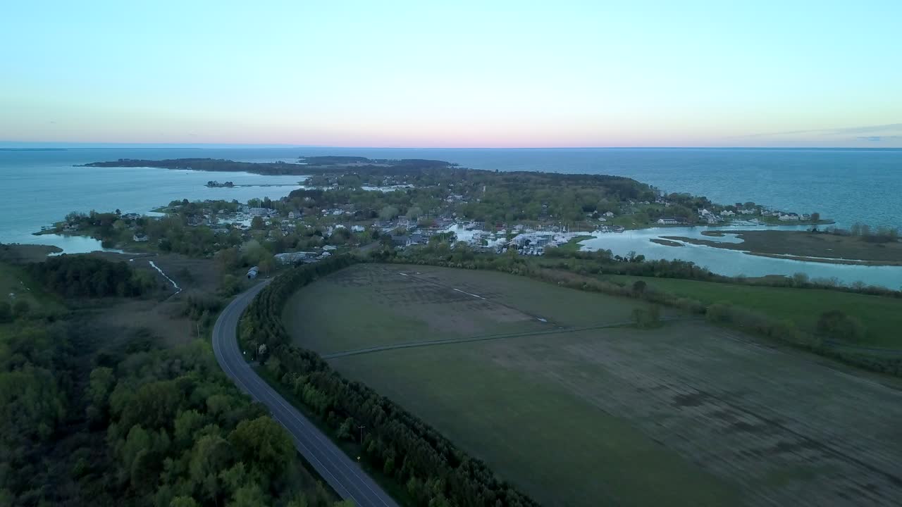 푸른 새벽이 체사피크 만의 유서 깊은 섬 위로 떠오릅니다.