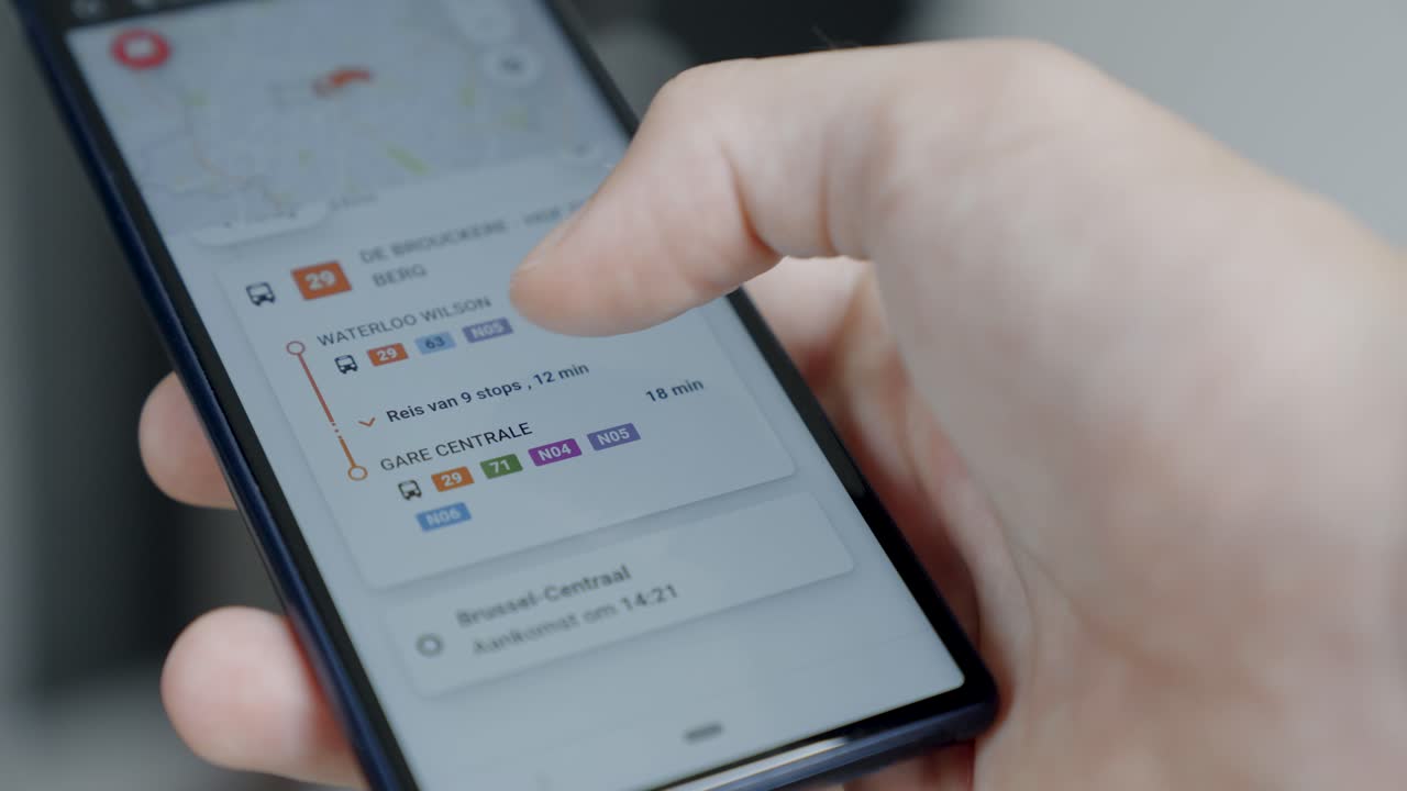desplazándose por la aplicación de movilidad inteligente en un teléfono celular negro, planificando el transporte público, editorial ilustrativo