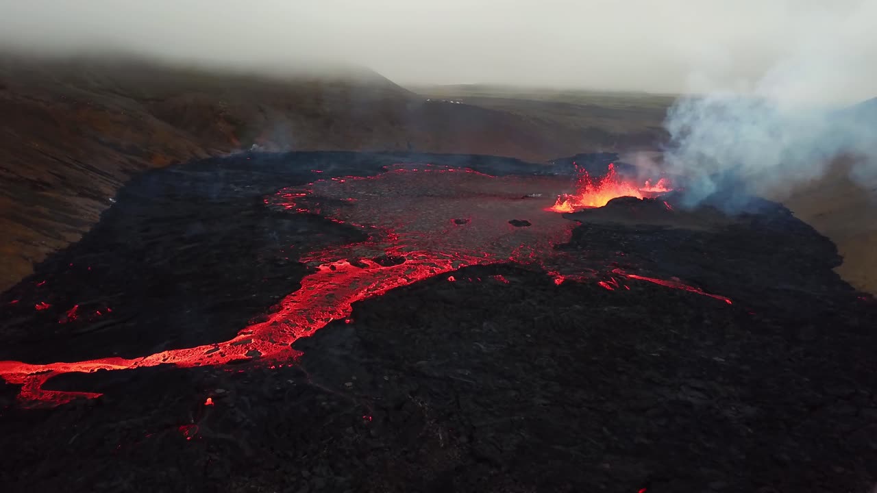 vista aérea de la erupción de lava en el valle de meradalir, del volcán fagradalsfjall, islandia