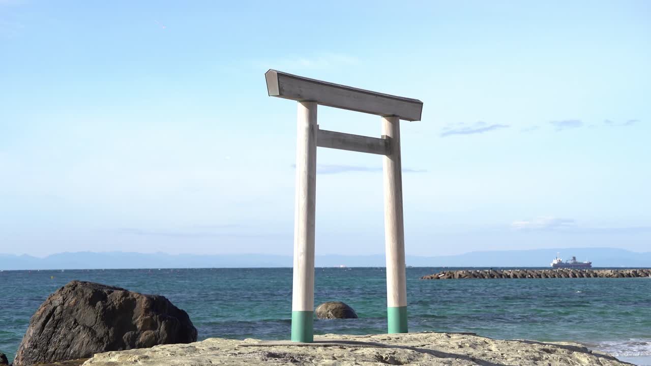 Vakaa kuva ikonisesta japanilaisesta Tsubute-uran torii-portista kirkkaana päivänä sinisellä taivaalla