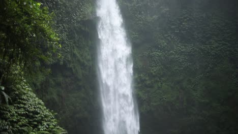 Zeitlupe-Beim-Hochschwenken-Vor-Einem-Sprudelnden-Nungnung-Wasserfall-In-Bali,-Indonesien,-Nach-Einem-Regensturm