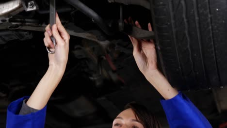 Mecánica-Femenina-Dando-Servicio-A-Un-Coche.