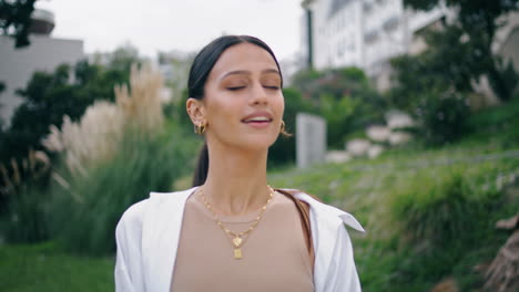 Chica-Relajada-Caminando-Por-El-Parque-De-Verano.-Mujer-Latina-Sonriente-Paseando-Por-El-Callejón