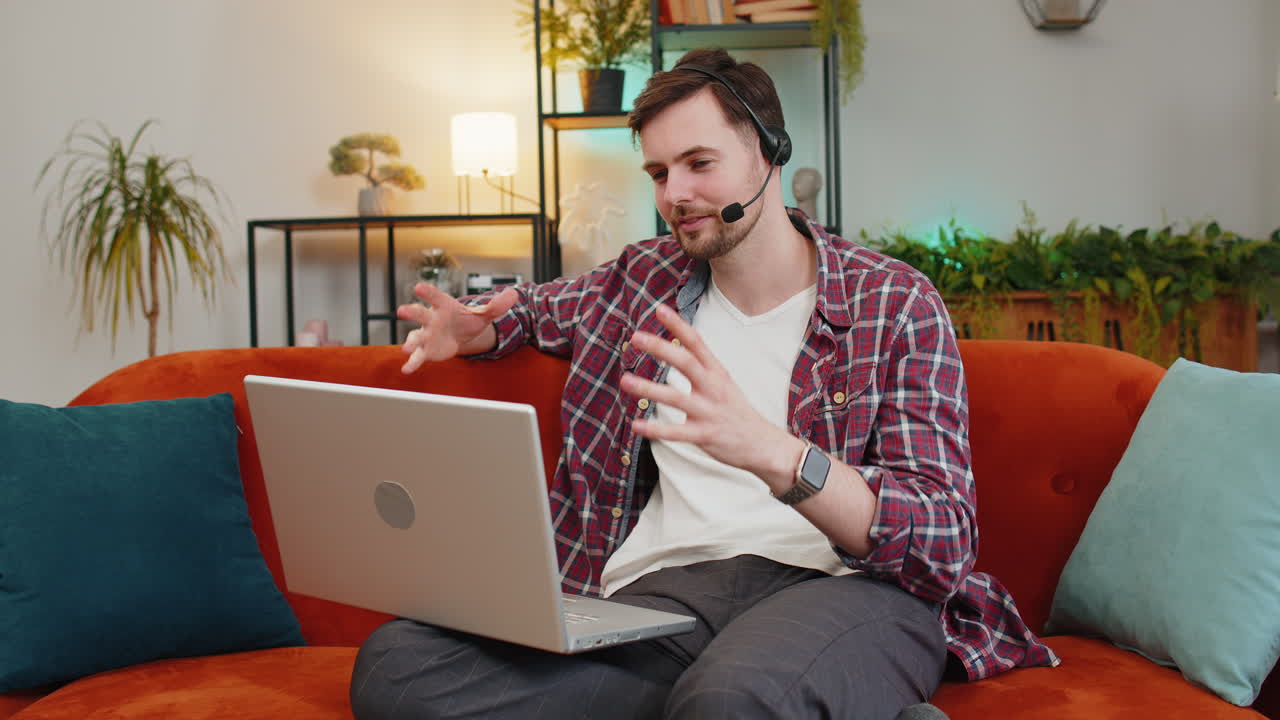 hombre de negocios feliz utiliza la línea de ayuda de portátil haciendo una llamada de videoconferencia en línea a distancia de casa