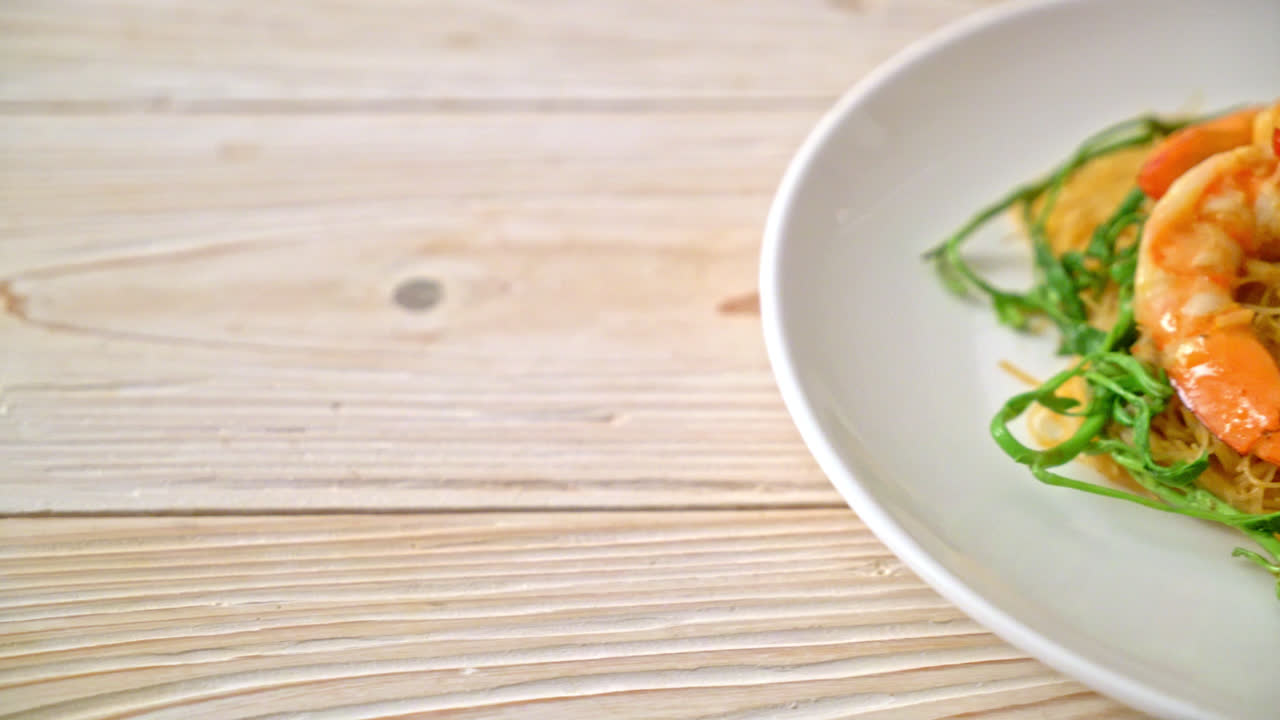 Stir-fried rice vermicelli and water mimosa with shrimps