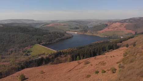 Drohne,-Die-Sich-Vom-Lady-Bower-Reservoir-Entfernt-Und-Dabei-Nach-Unten-Schwenkt,-Um-Das-Lady-Bower-Reservoir-In-Richtung-Bamford-Edge-Zu-Schwenken,-Aufnahme-In-4K