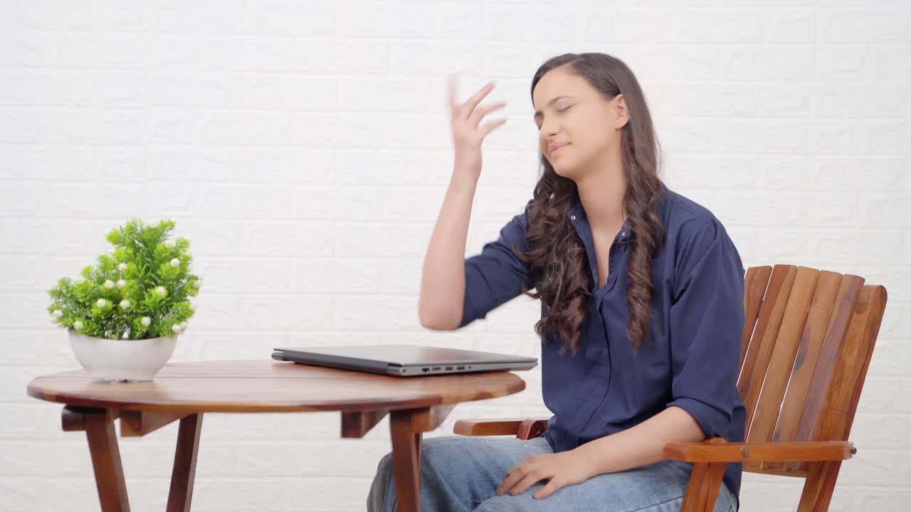 노트북에서 일하는 좌절한 인도 소녀