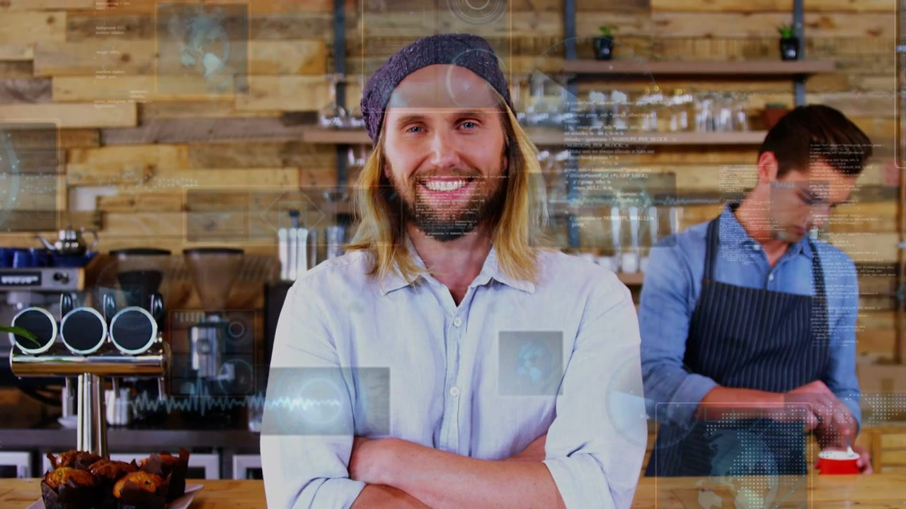 Café-eigenaar met gekruiste armen aan de bar, terwijl de camera pannt en een AR-overlay verschijnt over personeel dat koffie aanstampt en promotie maakt.