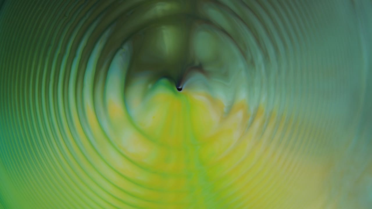 las ondas de color verde divergen sobre un fondo en movimiento.