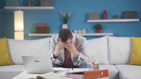 el trabajador de oficina en casa se deprime.