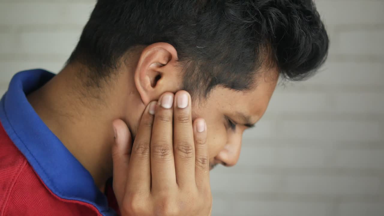 hombre con dolor de oído