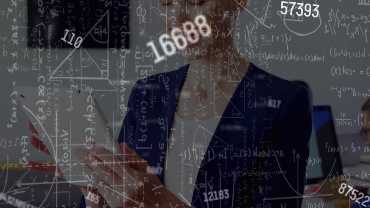 태블릿을 사용하는 사업가 여성 위에 움직이는 수학적 계산과 데이터의 애니메이션