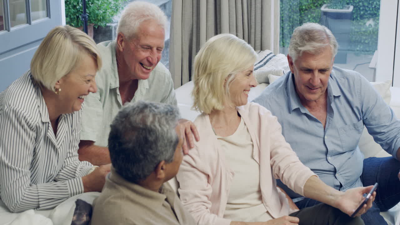 함께 시간을 즐기는 노인 그룹