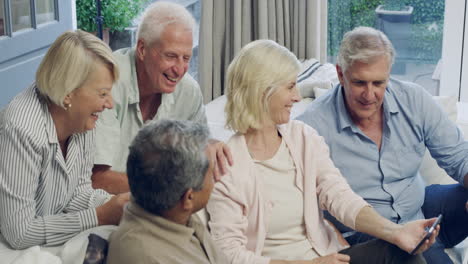 grupo de ancianos disfrutando del tiempo juntos