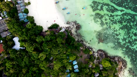 hermoso arrecife de coral en la playa de pattaya en la isla de koh lipe tailandia durante la puesta de sol, inclinación aérea y revelar