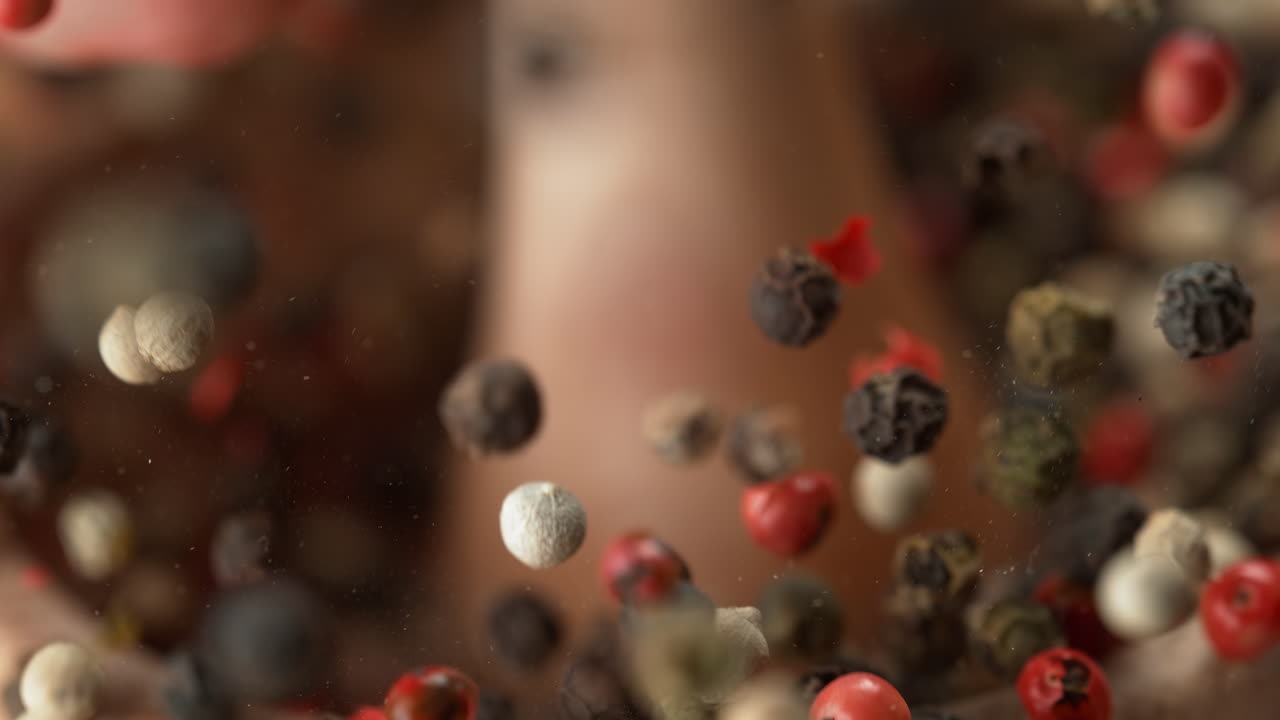 올리브 나무 모터에서 다채로운 고추를 매크로와 느린 동작으로 러