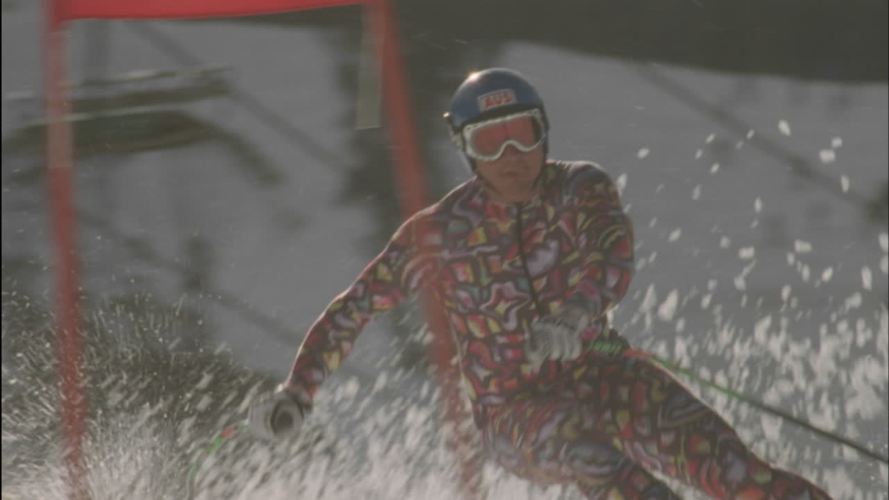 esquiador alpino corriendo un curso cuesta abajo 20