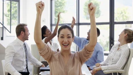 cerca de la mujer de negocios levantando los brazos para el éxito
