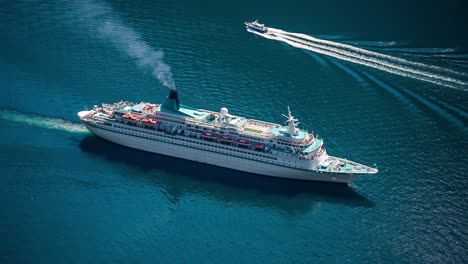 Cruise-Liners-On-Geiranger-fjord,-Norway