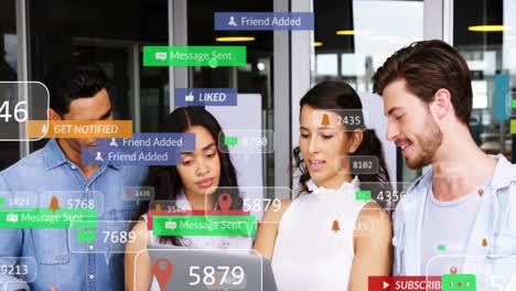 Animation-Von-Social-Media-Texten-Auf-Bannern-Mit-Digitalen-Symbolen-über-Menschen,-Die-Einen-Laptop-Benutzen