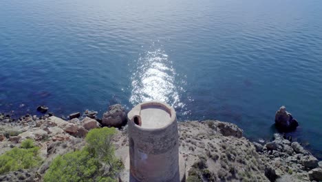 torre de vigilancia medieval sobre los acantilados en la costa mediterránea