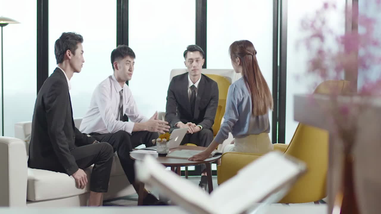 크리에이티브 비즈니스 팀: 함께 일하는 다양한 그룹, 작업장에서 노트북과 문서로 프로젝트 계획에 대한 커뮤니케이션에 대해 이야기합니다.