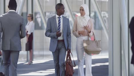 Business-people-interacting-with-each-other-in-the-corridor-at-office-4k