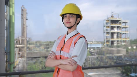 retrato de una arquitecta india de pie con las manos cruzadas