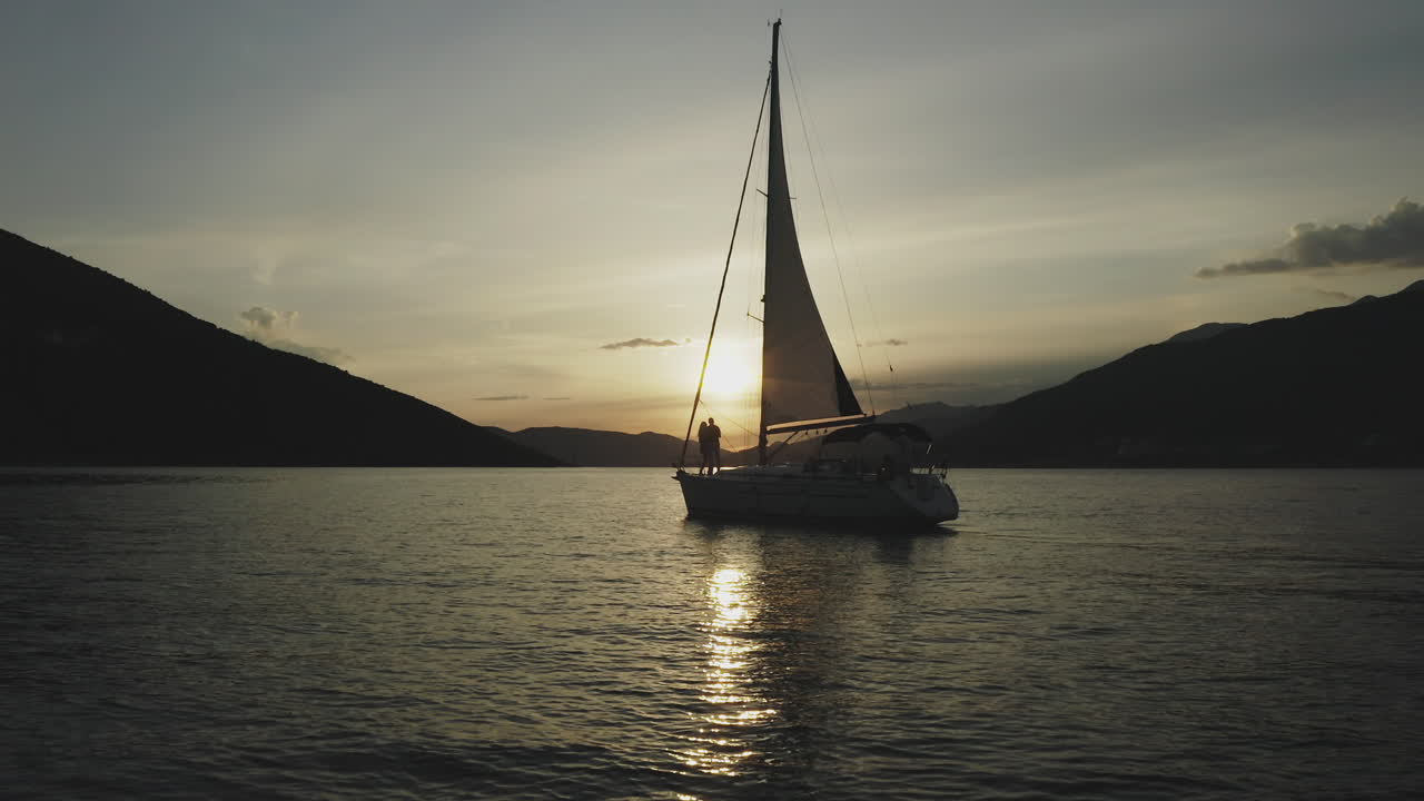 un velero al atardecer en el mar