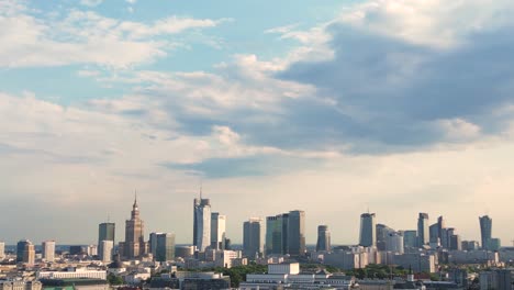 Panorama-Aéreo-De-Varsovia,-Polonia-Sobre-El-Río-Visual-Y-El-Centro-De-La-Ciudad-En-Un-Casco-Antiguo-Lejano