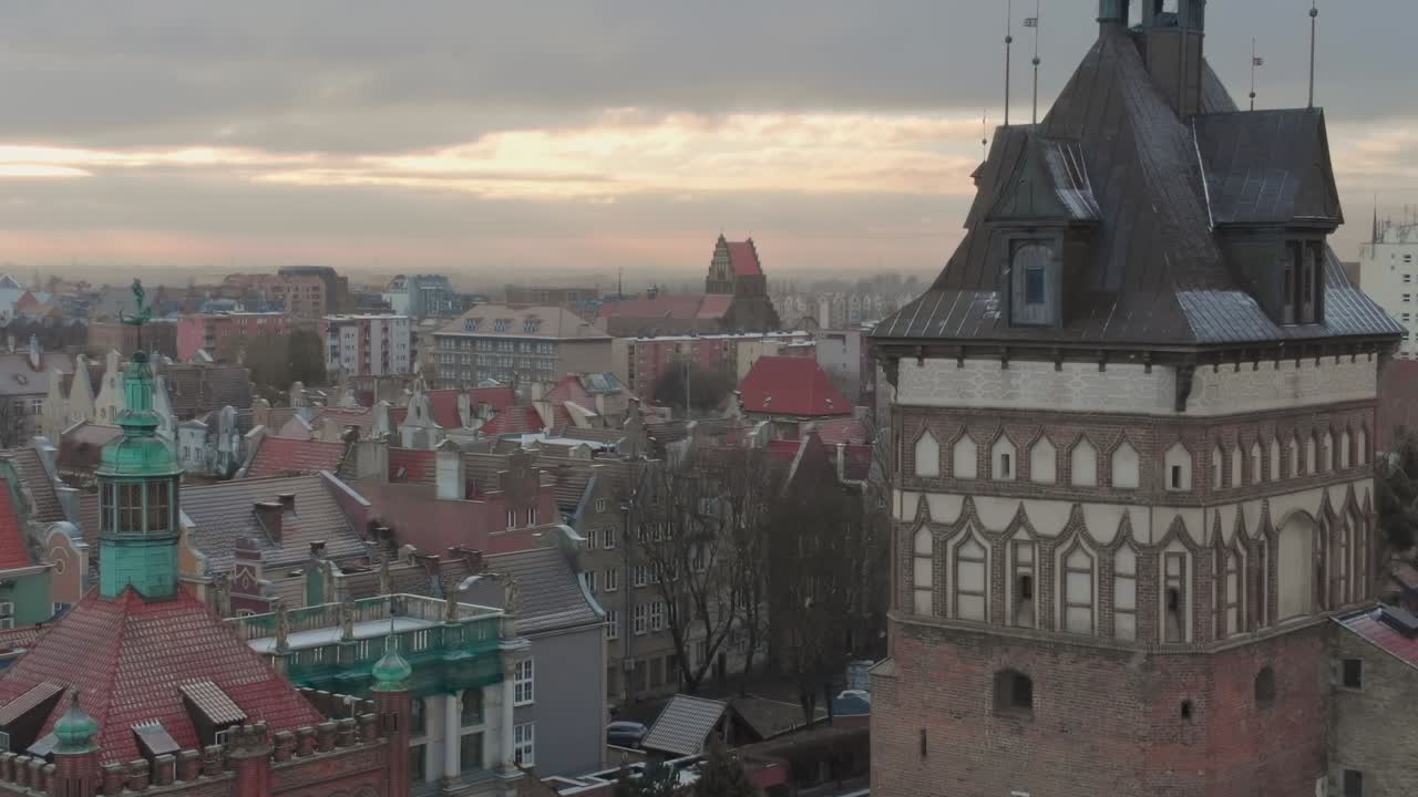 Vedute di Danzica in inverno con edifici e cielo nuvoloso al tramonto.