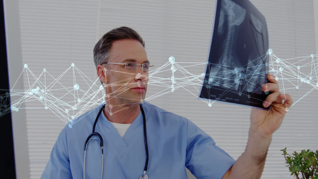 animación de la red de conexiones a través de un médico caucásico que sostiene rayos x