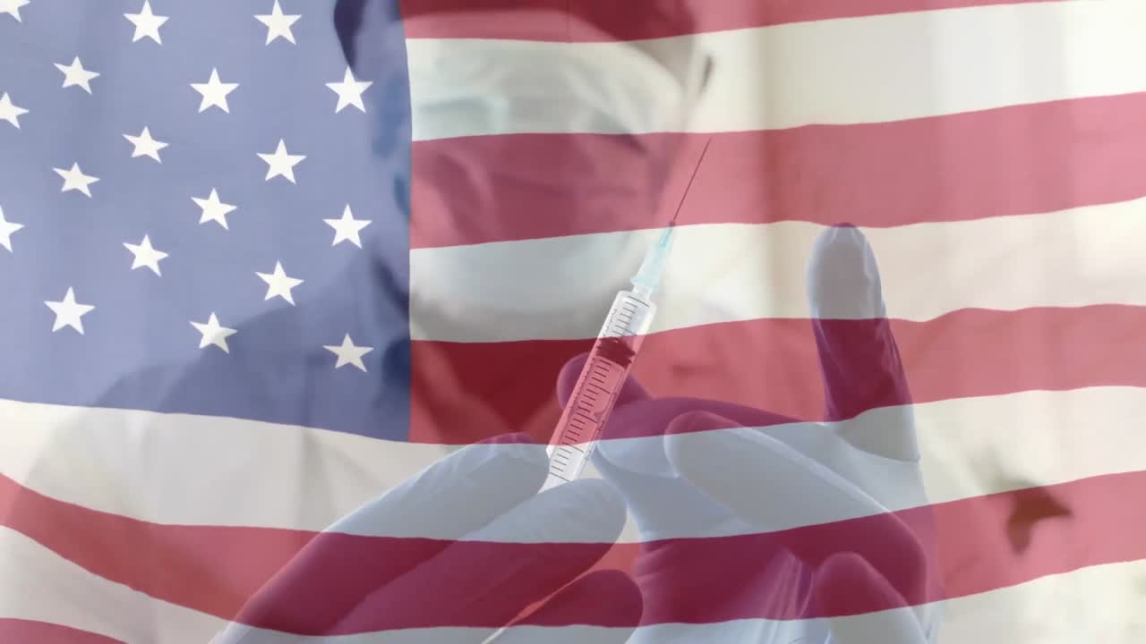 animación de la bandera estadounidense ondeando sobre un médico masculino con máscara facial sosteniendo una jeringa con vacunación