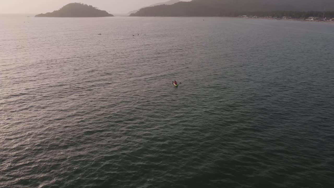vista aérea de drones turistas en kayak en la playa de palolem goa en unas vacaciones tropicales en india y una ubicación prístina