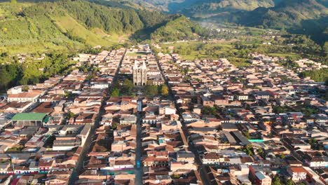 los residentes de jardín, una tranquila ciudad colonial en colombia, llevan su vida cotidiana.