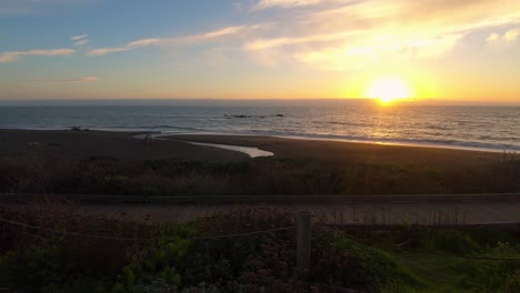 Hiperlapso-De-Tiempo-De-Una-Colorida-Puesta-De-Sol-Sobre-El-Océano-Pacífico-En-El-Parque-De-La-Playa-De-Piedra-Lunar-En-Cambria-California