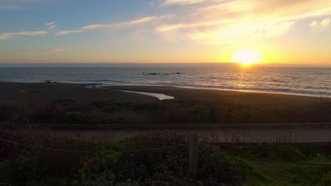 hiperlapso de tiempo de una colorida puesta de sol sobre el océano pacífico en el parque de la playa de piedra lunar en cambria california