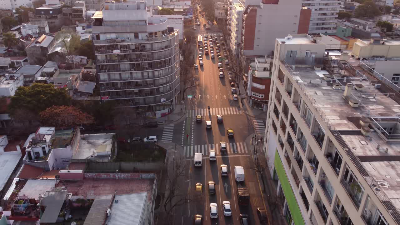 aéreo - tráfico en gran avenida en palermo, buenos aires, argentina, adelante
