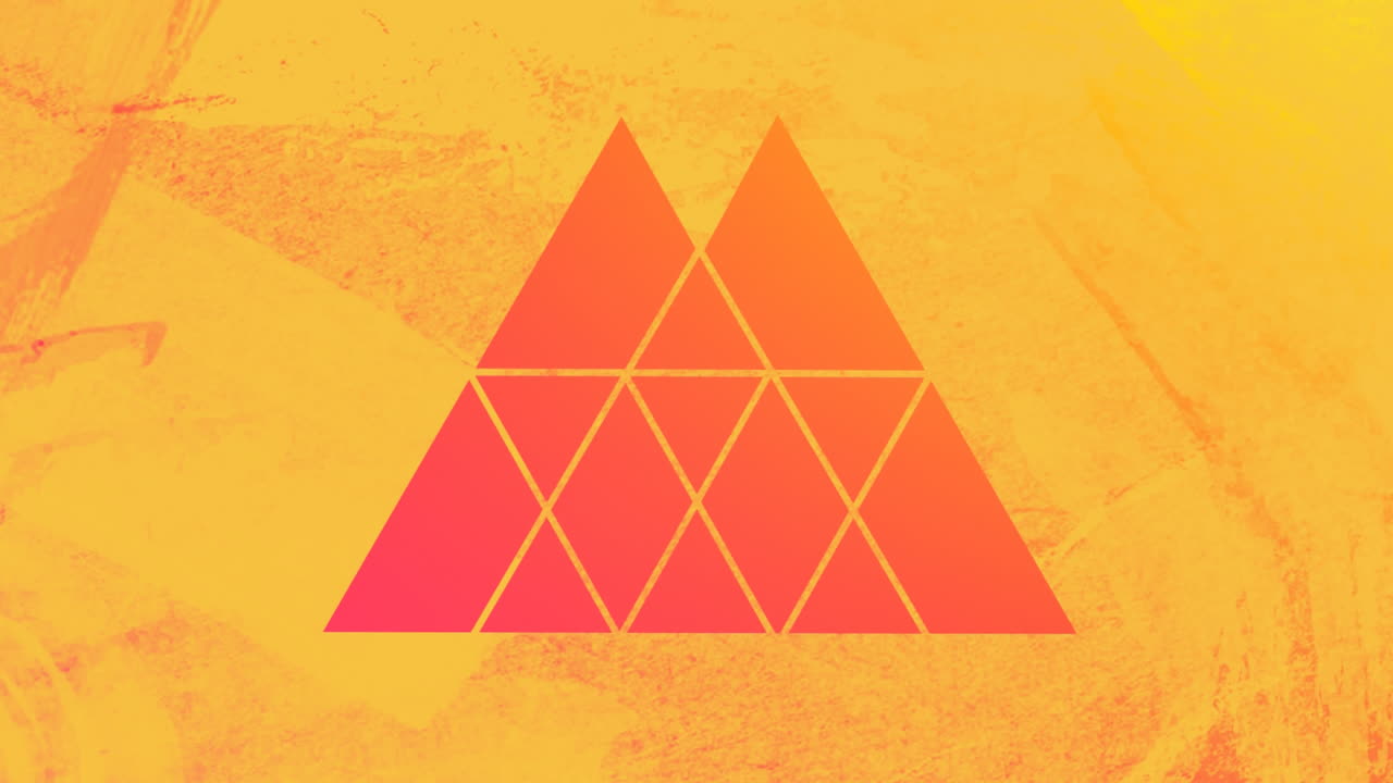 노란색 삼각형 모양의 전면을 통해 오렌지색과 분홍색 배경