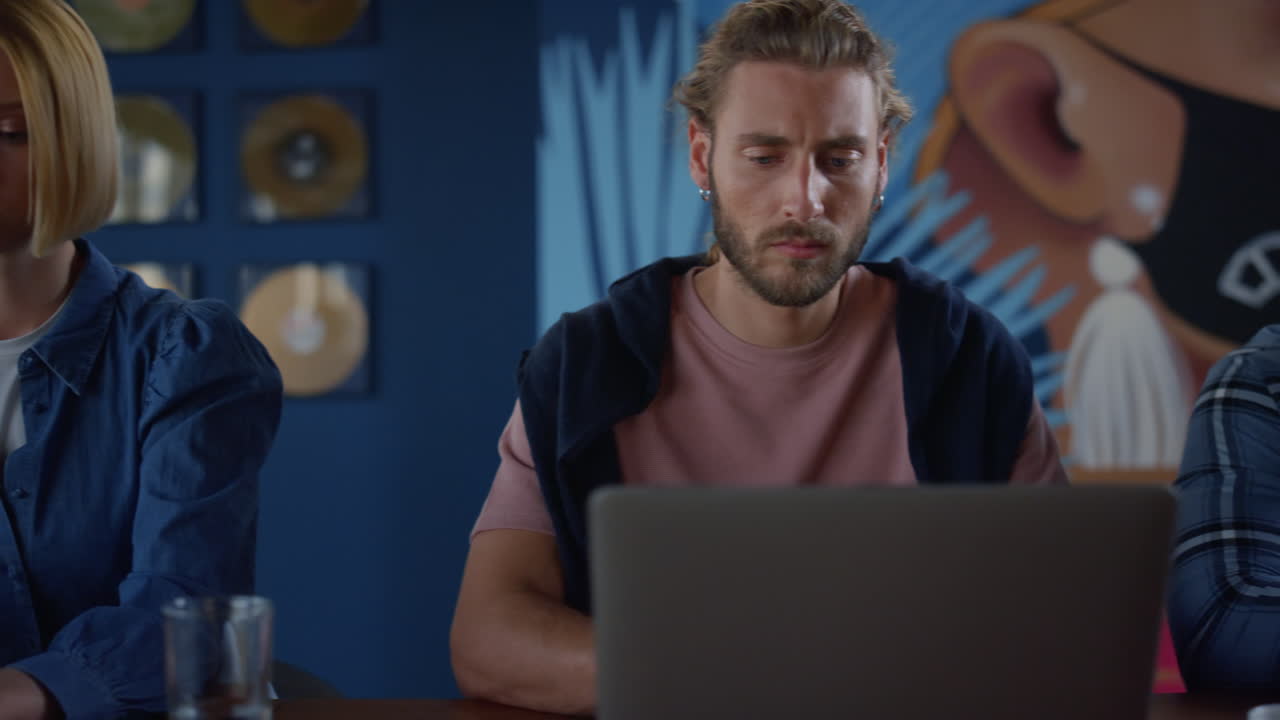 closeup gente de negocios multirracial trabajando