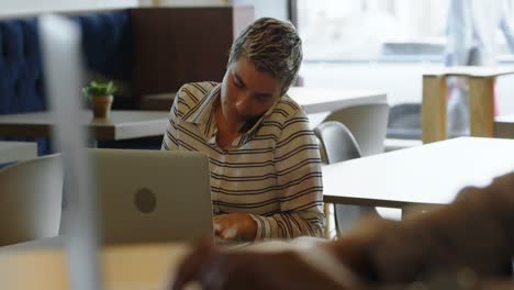 mujeres trabajando en la mesa en el café 4k