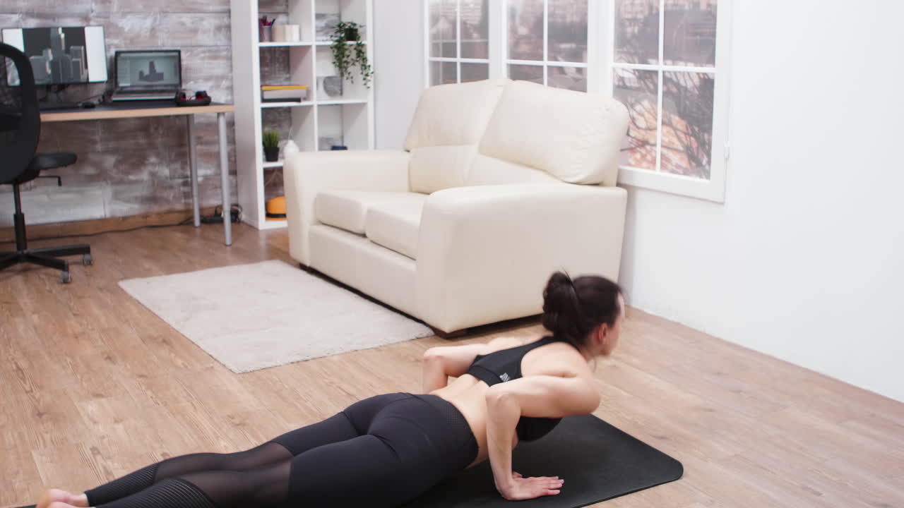 mujer haciendo yoga en casa