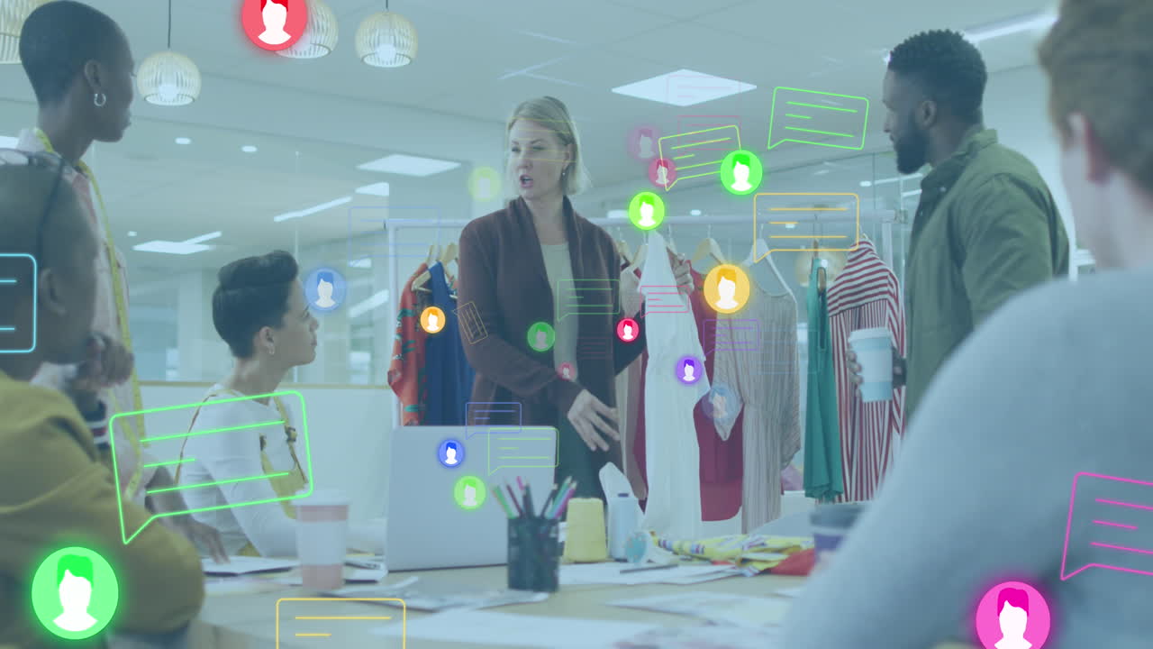 소셜 미디어 아이콘의 애니메이션과 사무실에서 다양한 비즈니스 사람들에 대한 데이터 처리