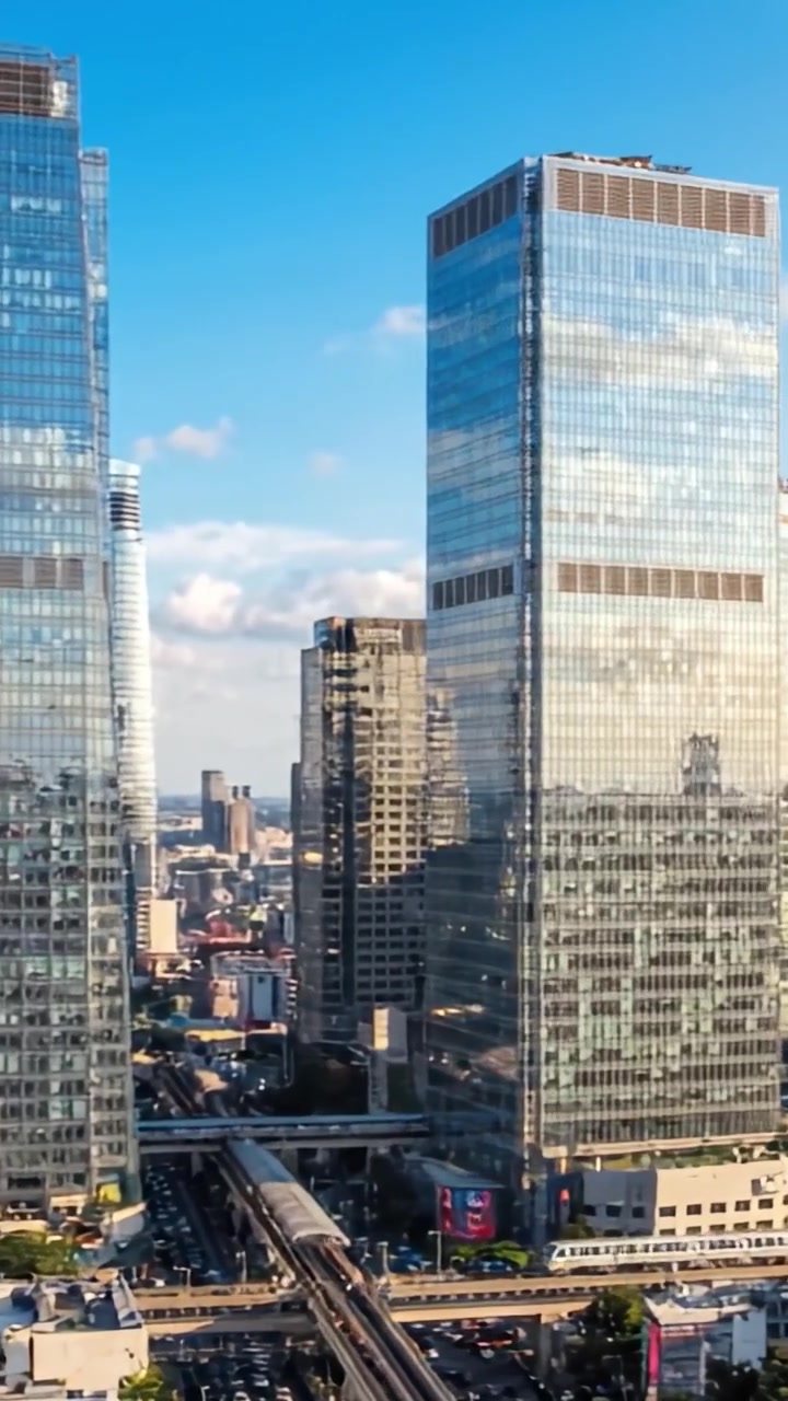 Telecamera di sorveglianza che domina lo skyline urbano: cattura l'energia frenetica della città e l'architettura dei grattacieli con tecnologia moderna