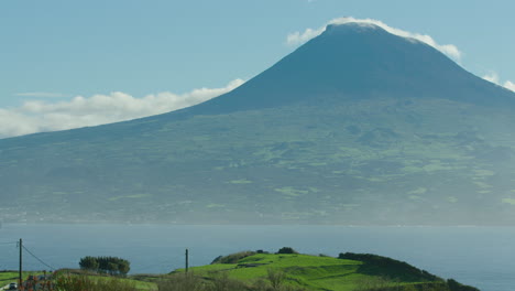 monte pico en un día soleado. portugal