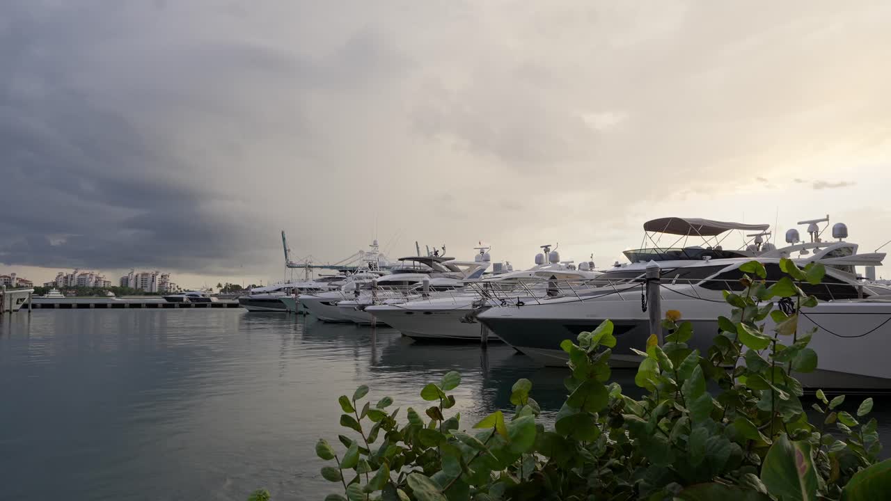 Inquadratura di yacht ormeggiati a Miami Beach al crepuscolo