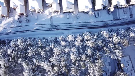 無人機飛行在雷利的道路和房屋上降雪