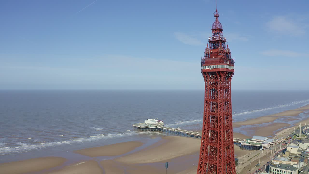 영국에서 가장 인기 있는 휴가지 중 하나인 아름다운 여름날 하늘에서 유명한 블랙풀 타워와 해변의 공중 영상, 드론 뷰, 바다의 관광 명소